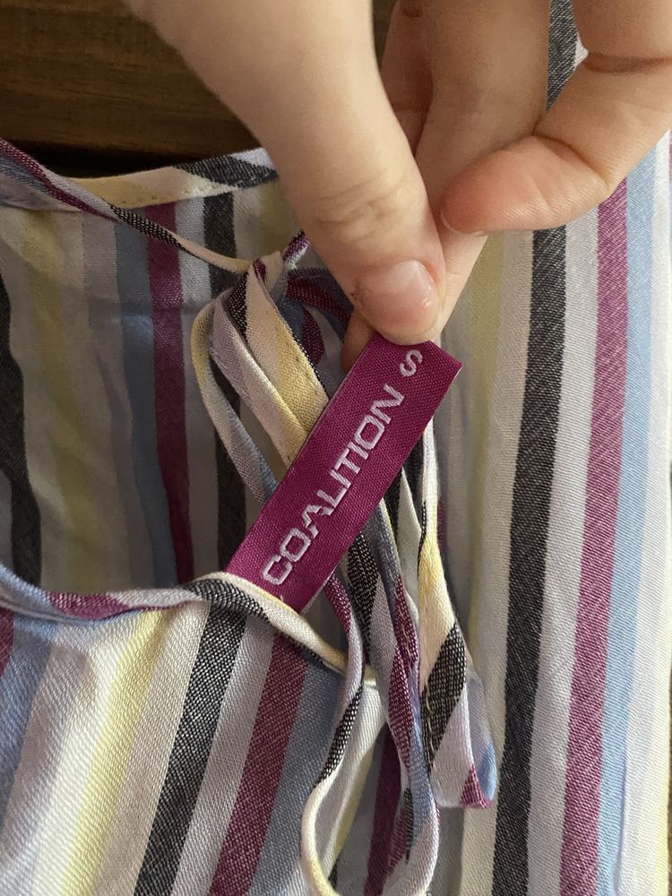 letnia sukienka maxi w paski marki coalition