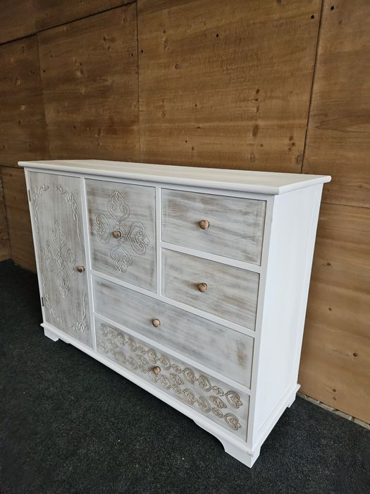 Przecierana komoda drzwiczki i szuflady ornamenty