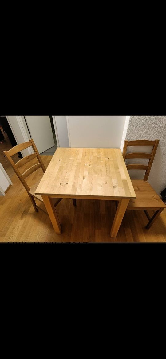 Sprzedam solidny stół z dwoma krzesłami