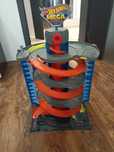 HOT WHEELS CITY Zestaw Zakręcony Mega Garaż Parking