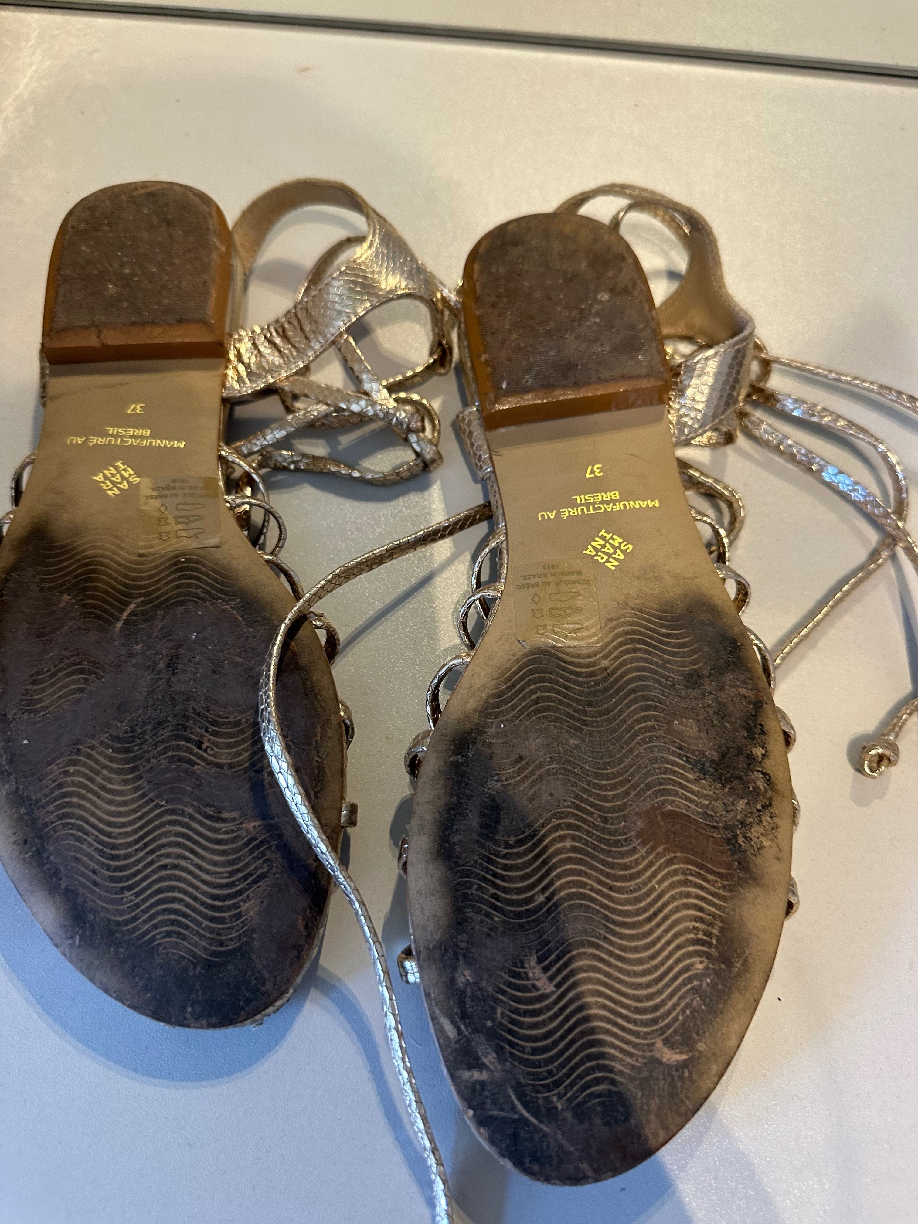 Sapatilhas douradas de mulher