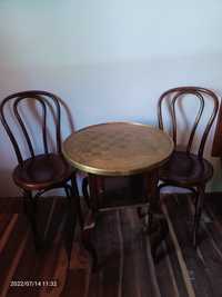 Stolik szachowy z krzesłami sygnowanymi po renowacji.Antyki.