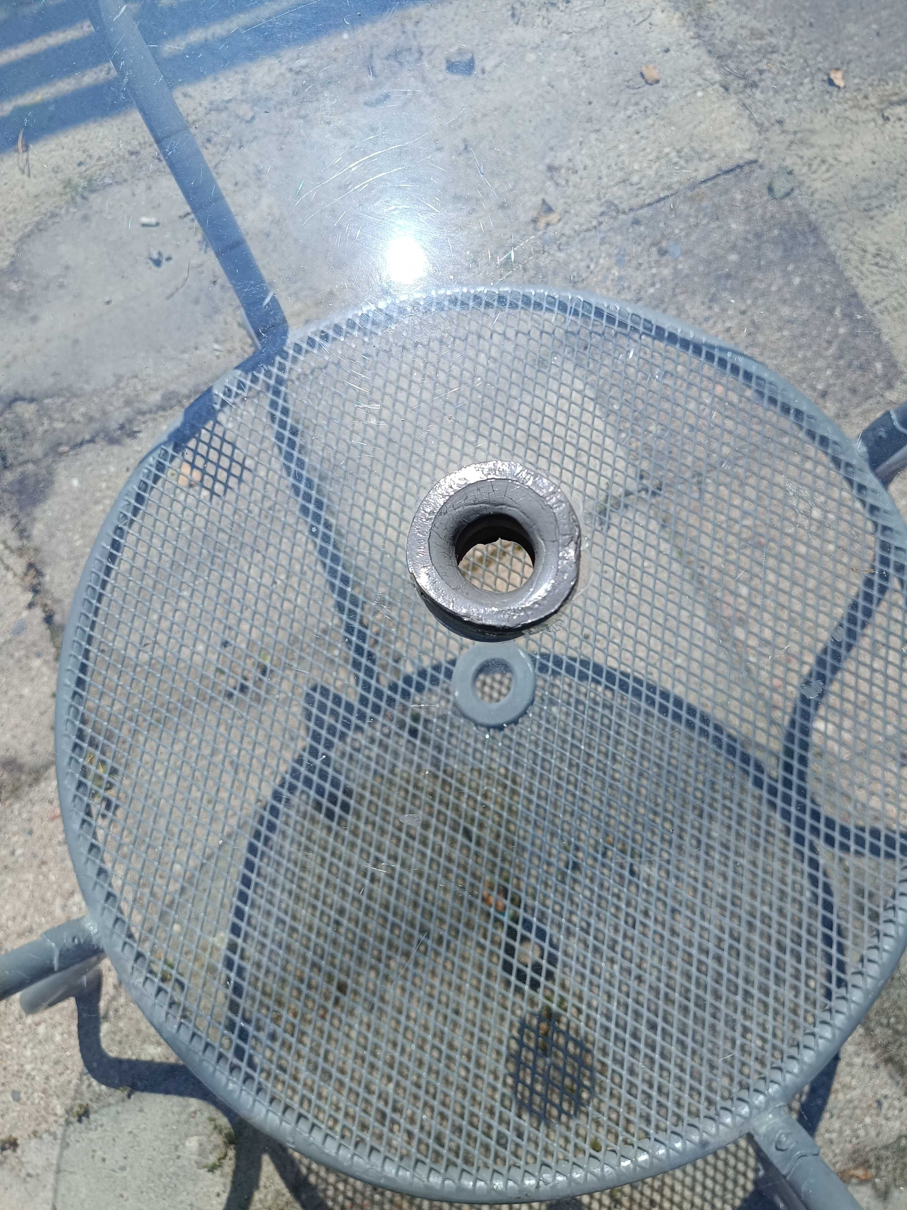 Stolik ogrodowy szklany i miejscem na parasol
