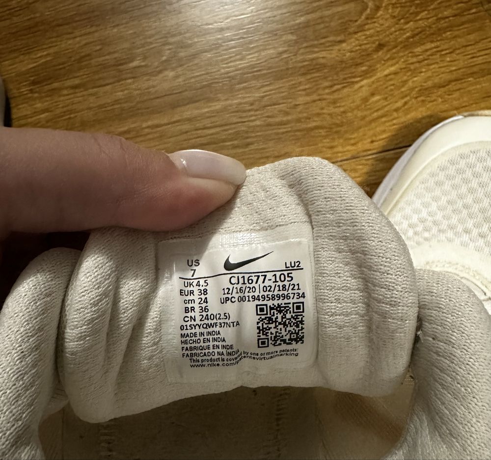 жіночі кросівки найк / Nike