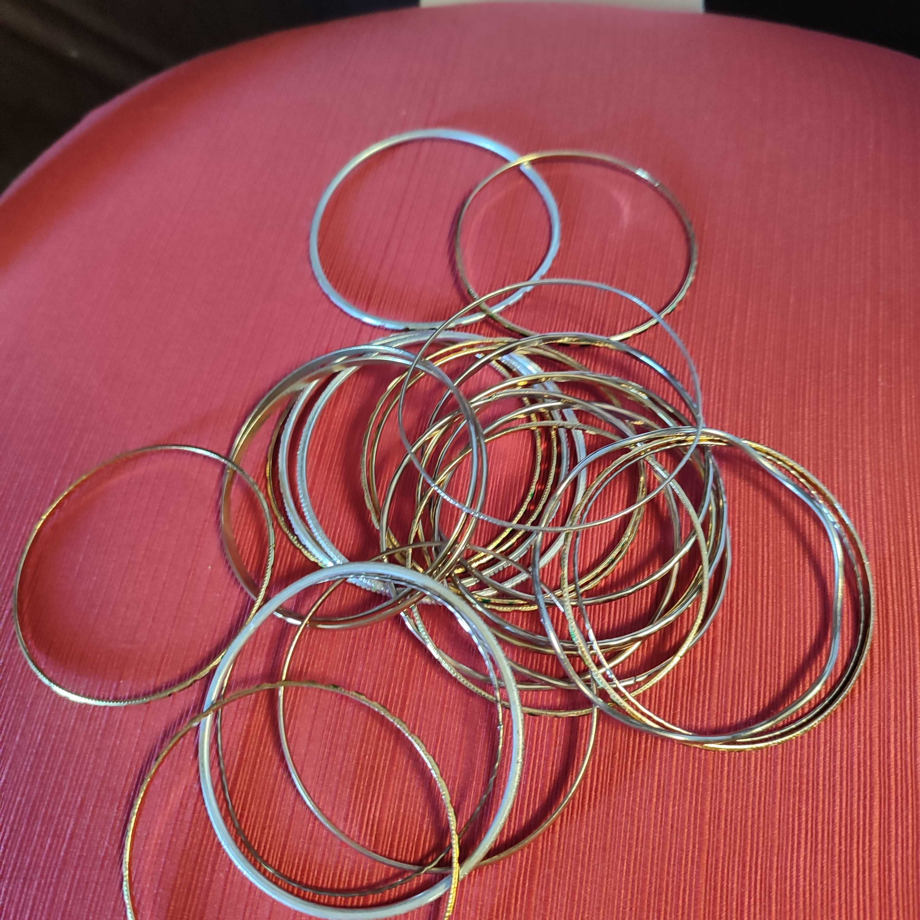 Vendo pulseiras prateadas e douradas