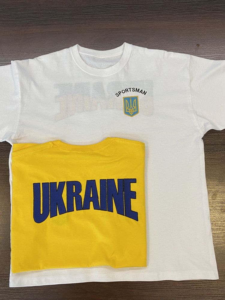 Чоловіча бавовняна біла футболка з нашивкою “Ukraine”