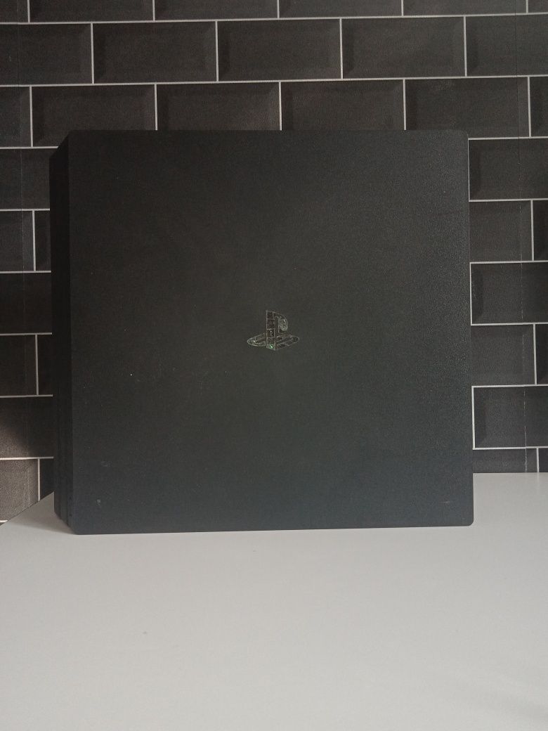 PlayStation4 pro + 1 kontroler stan bardzo dobry