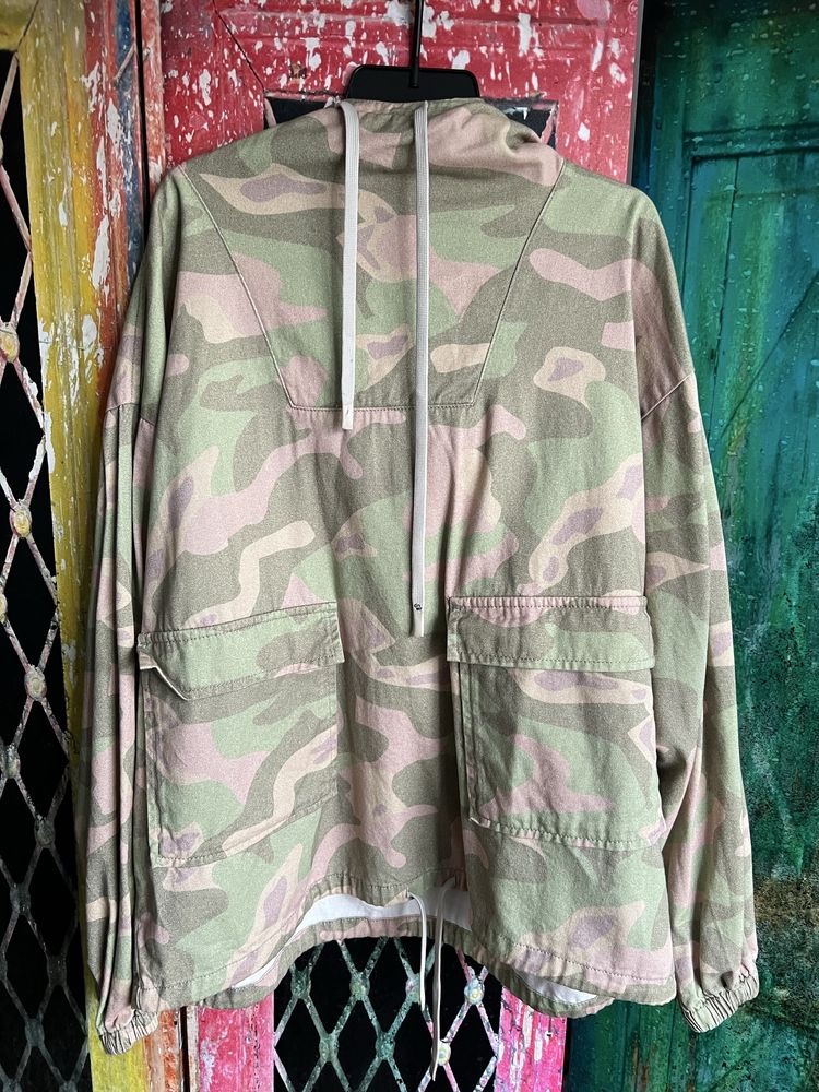 Męska przejściowa kurtka kangurka z kapturem z motywem moro camo Zara