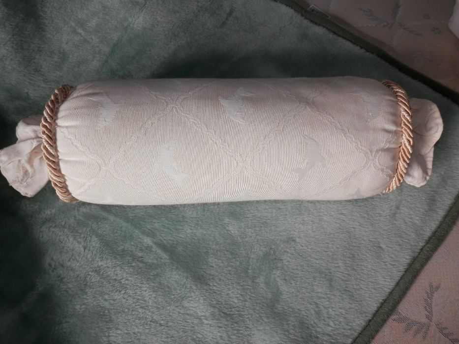 Contorno de berço e colcha com travesseiro