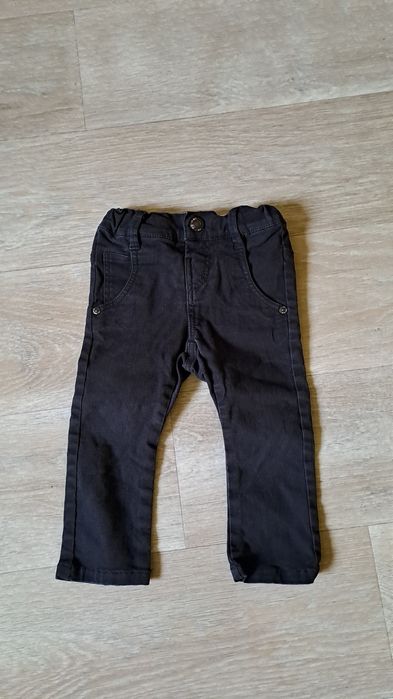 80. Klasyczne czarne spodnie