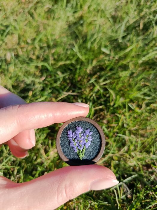 Haftowana broszka z lawendą