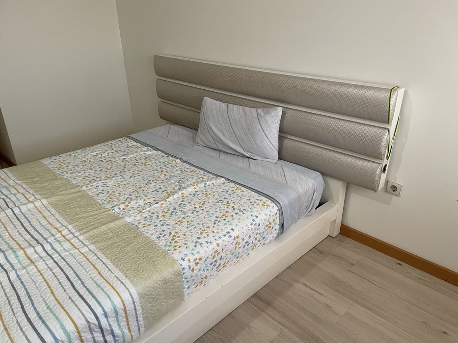 Cama cor branco com estofo