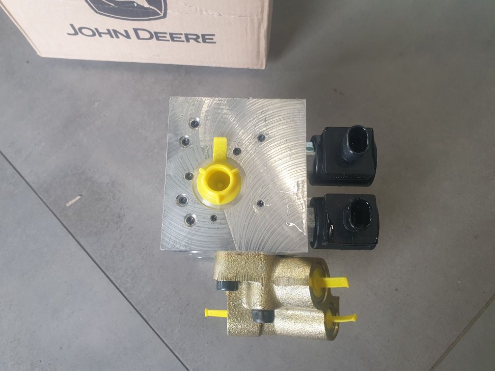 Kość rozdzielacz zawór John Deere TLS John Deere AL155982