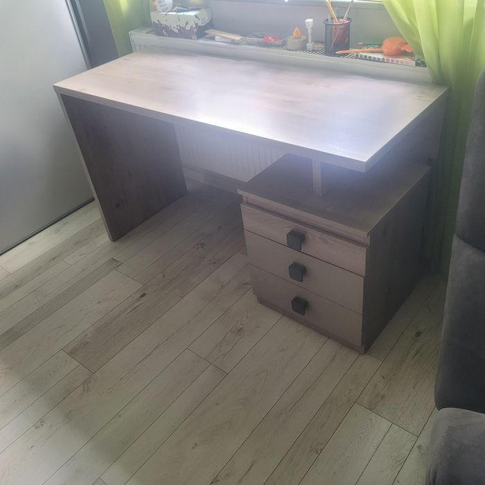 Biurko z półkami na ściane