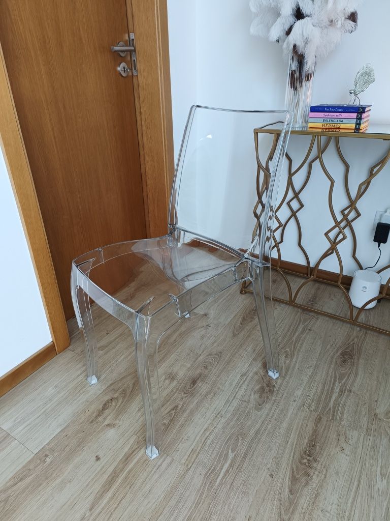 Cadeira transparente