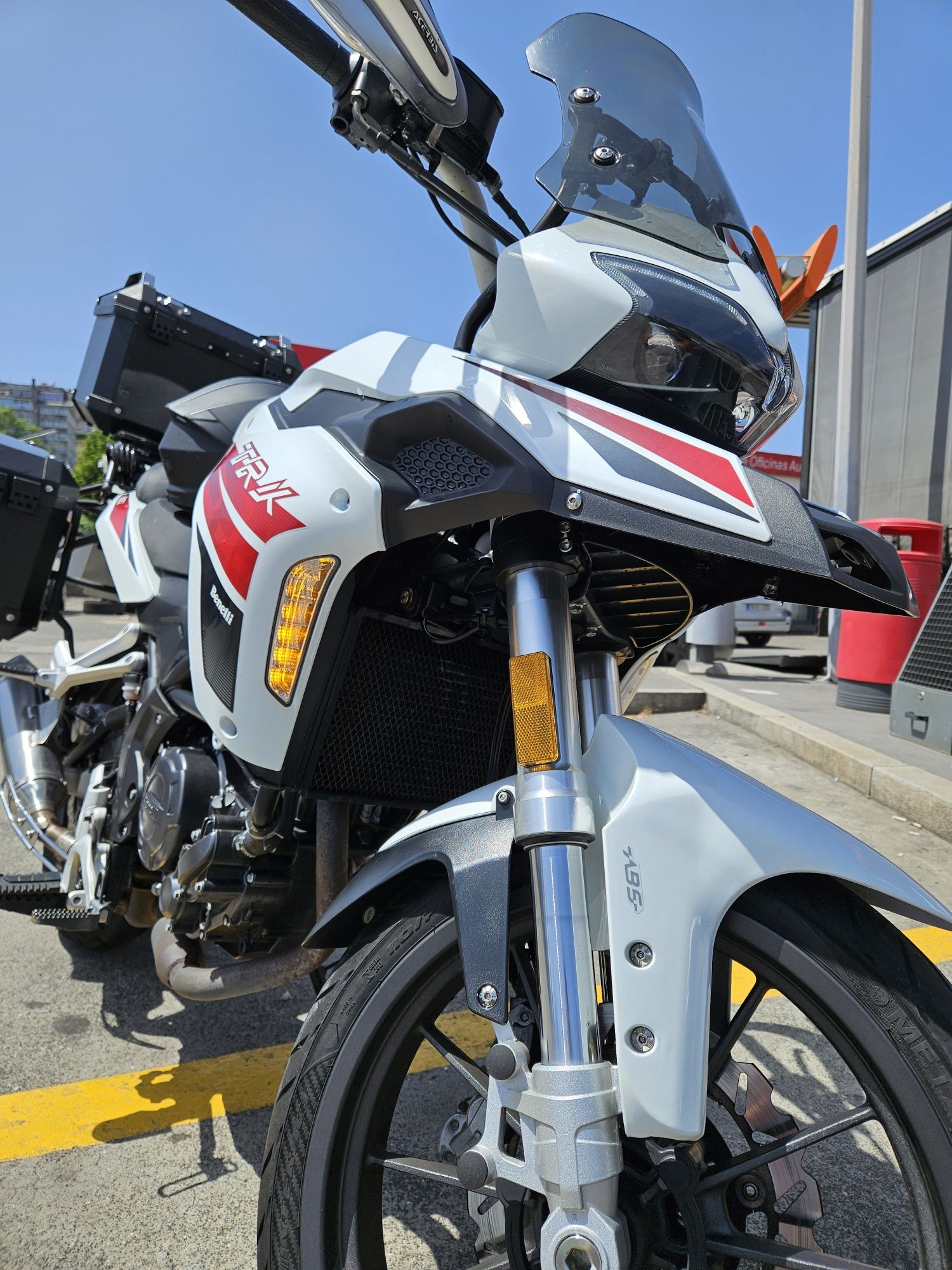 Benelli TRK 251 com acessórios