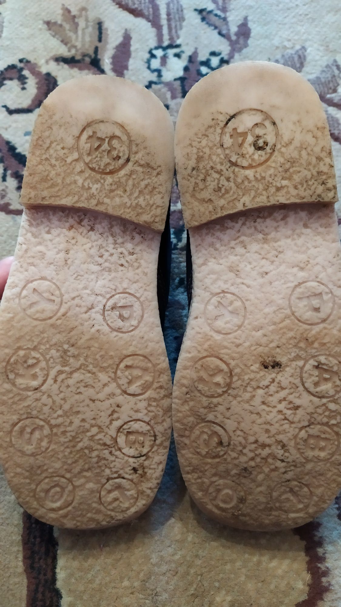 Продам осенние ботинки на девочку р.34