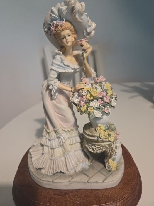 Piękna kolekcjonerska figurka damy w kapeluszu Leonardo