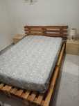 Cama em paletes e sofá
