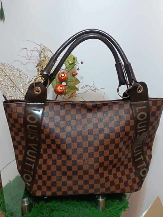 Брендова сумка Louise Vuitton.