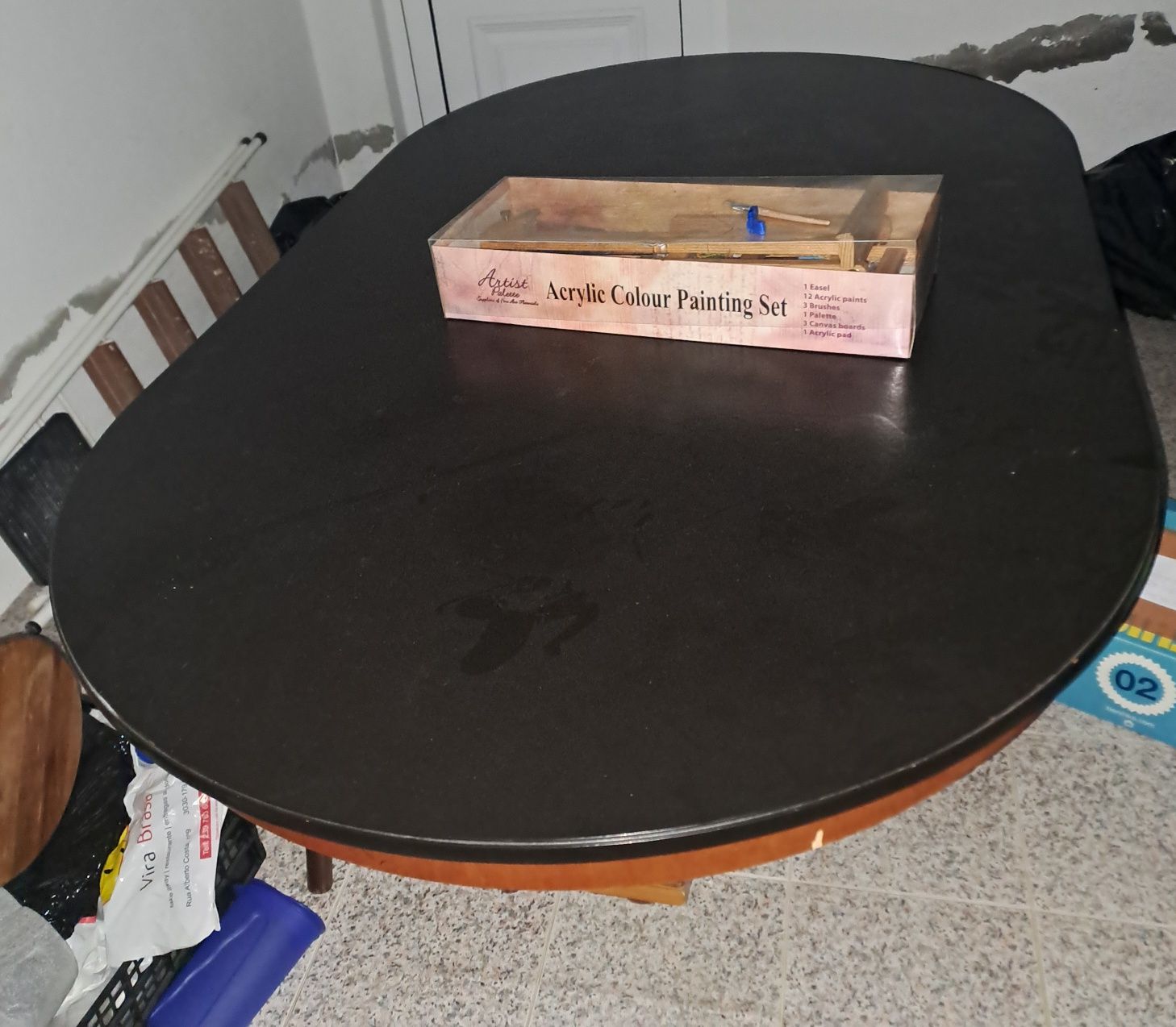 Mesa de jantar em madeira. Bom estado.