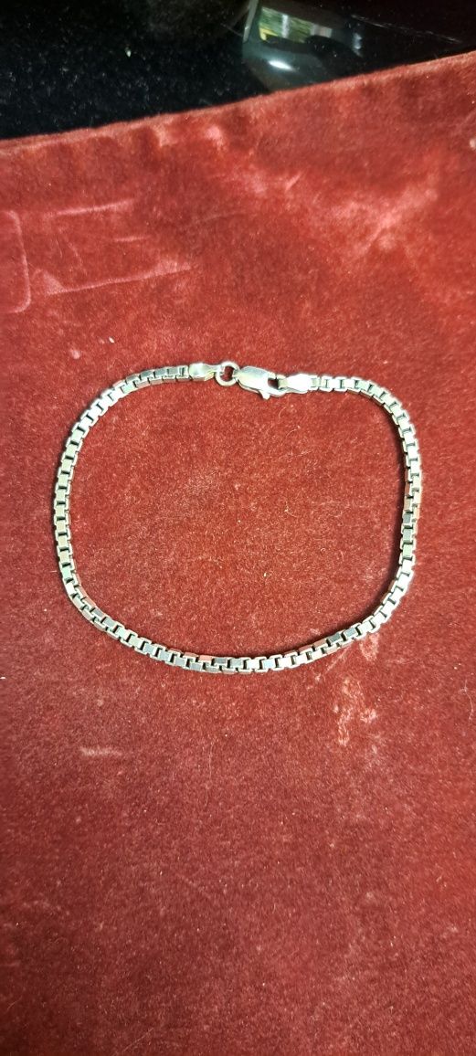 Pulseiras em prata contrastada.