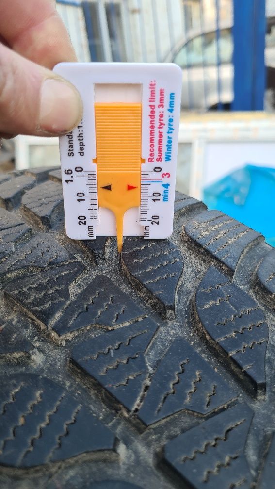 Продам Резину зима 225/45 R 17