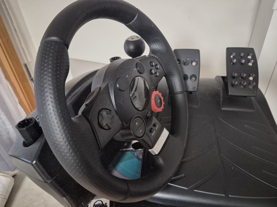 Volante e Pedais Driving Force GT