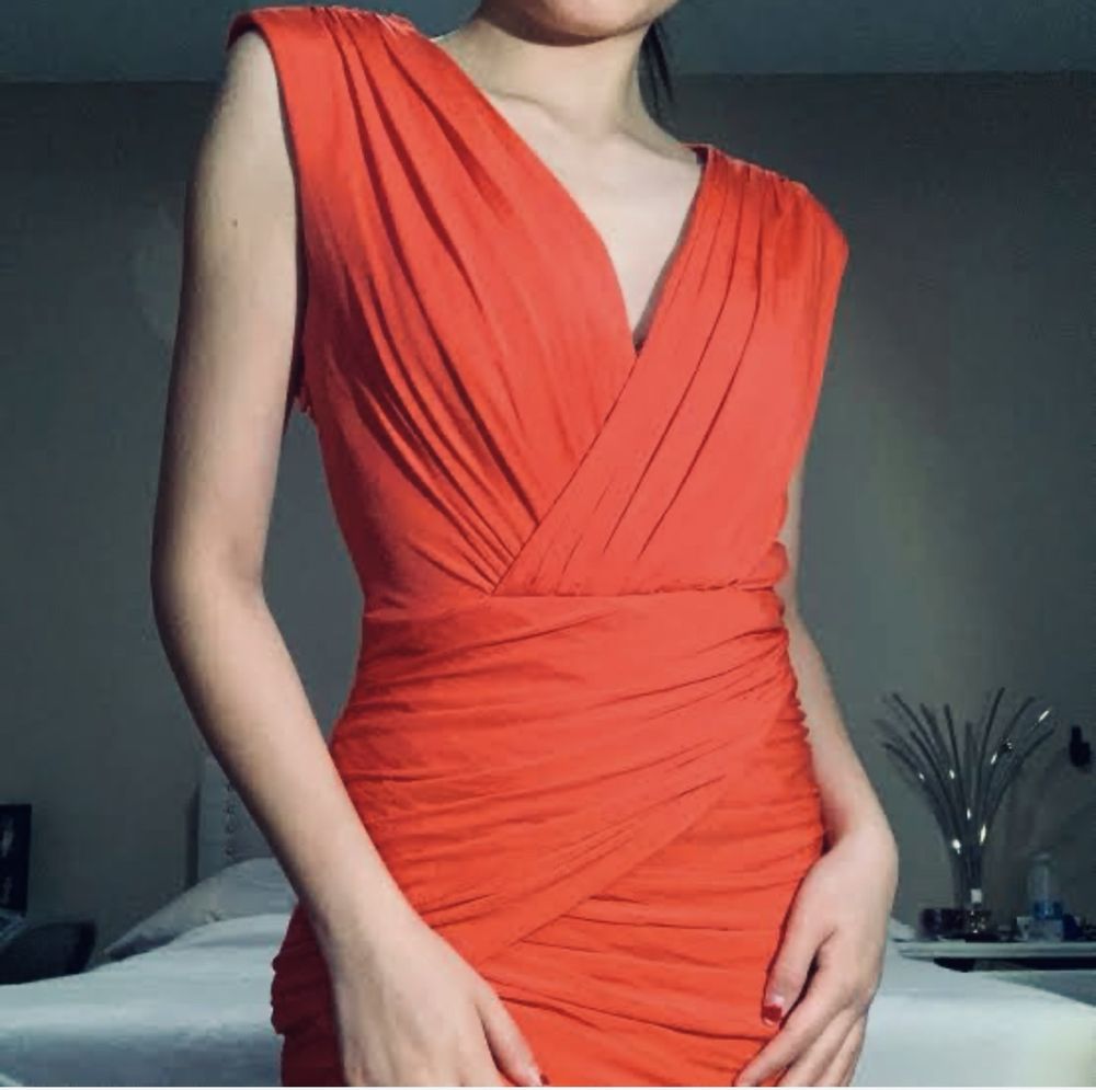 Платье красное брендовое новое с открытой спиной bcdg max azria