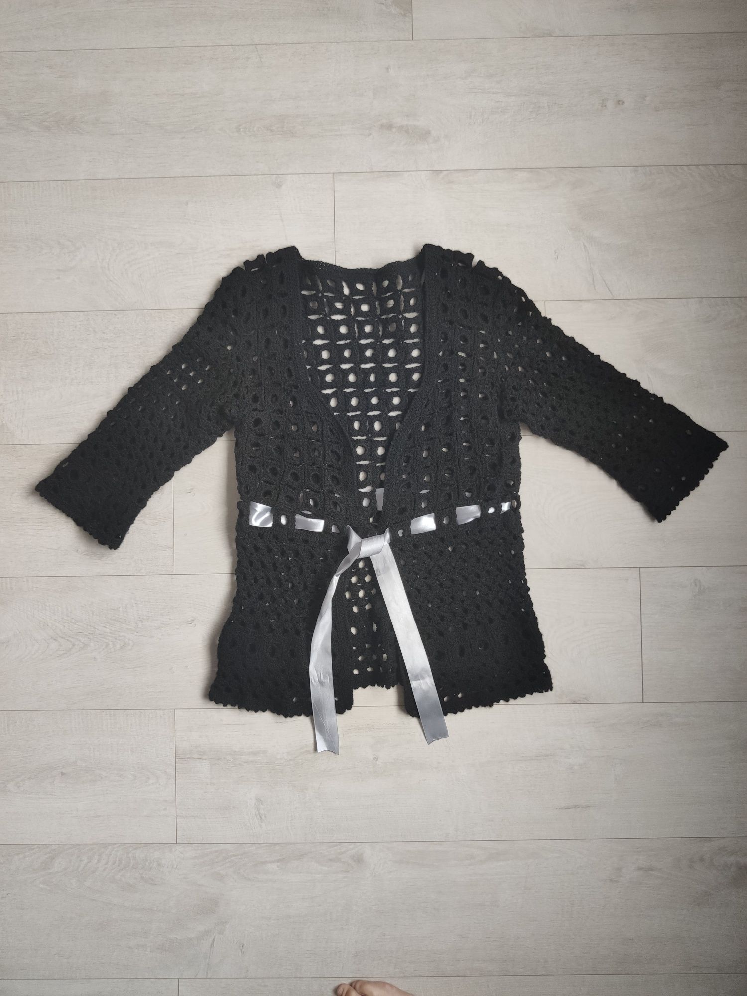 Sweterek handmade ręcznie robiony, czarny, zapinany na guzik, wstążka