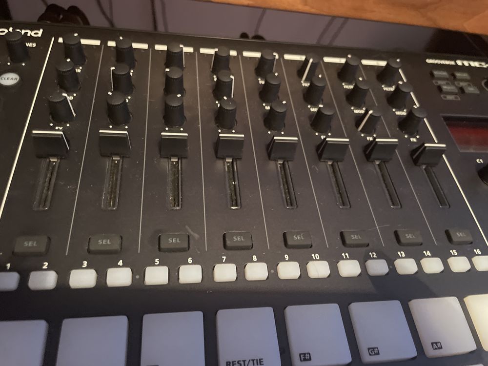 Roland mc 707 como novo
