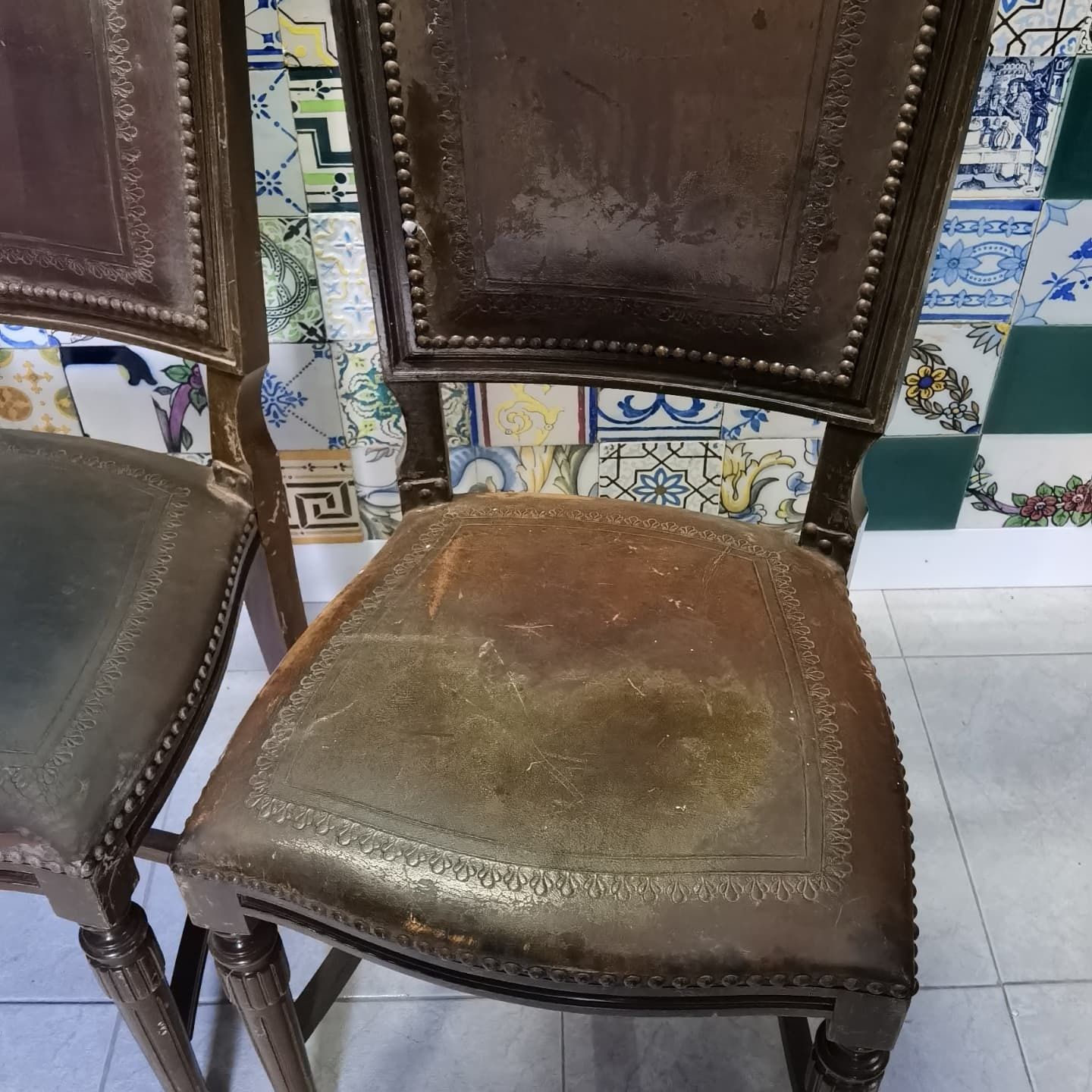 Par de cadeira antigas em madeira e couro.