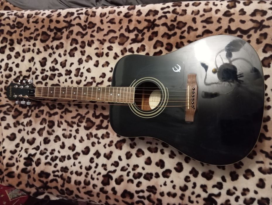 Акустична гитара Epiphone DR-100