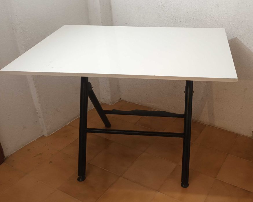 Mesa de desenho com tampo inclinavel