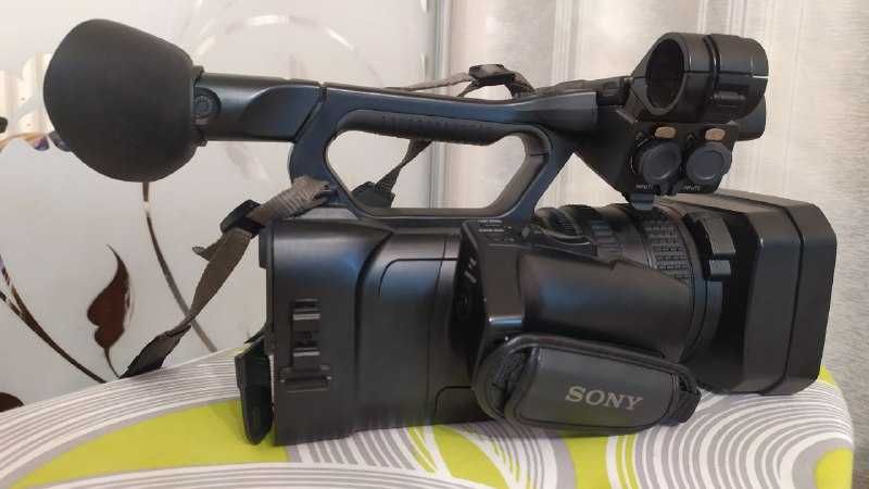 Відеокамера Sony HXR-NX100 в комплекті з сумкою