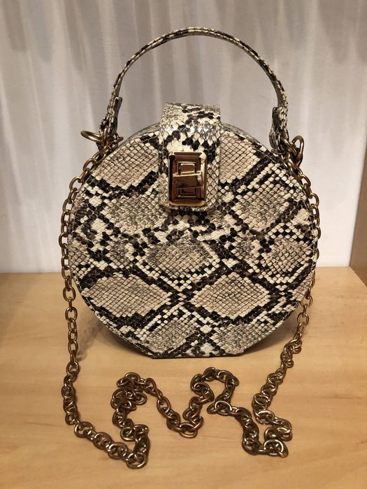 Okrągła torebka wężowa skora