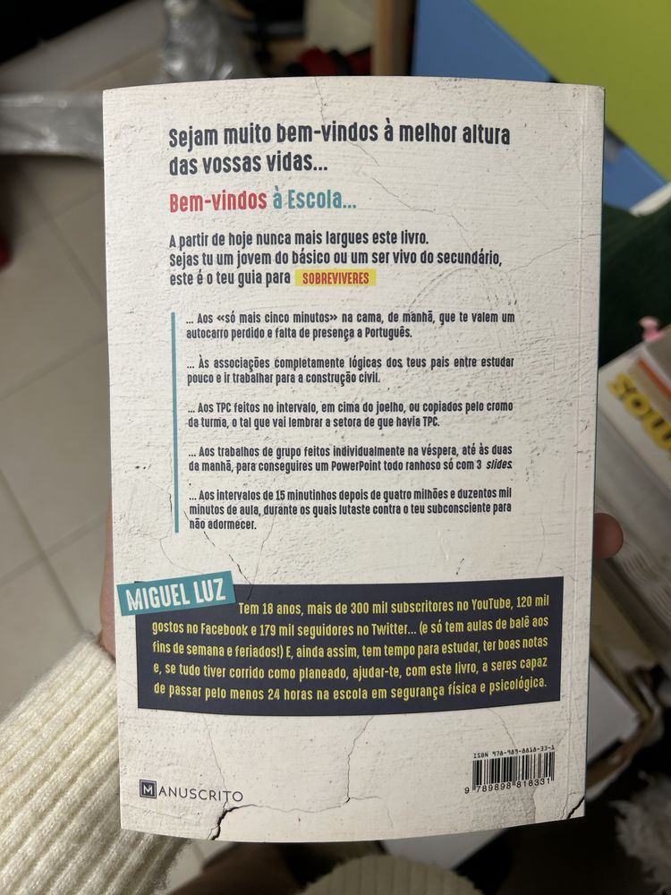 Livro “curso intensivo para sobreviveres a escola”