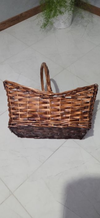 Великий плетений кошик.