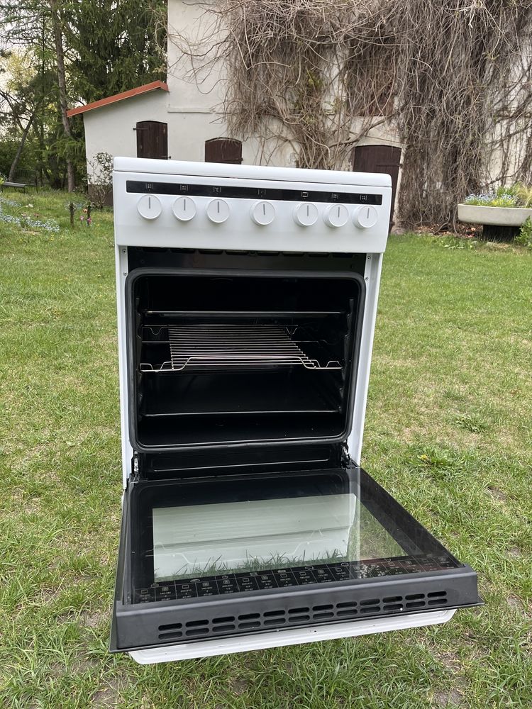 Wolnostojąca kuchnia elektryczna z piekarnikiem Amica 58CE1.30HMSQ(W)