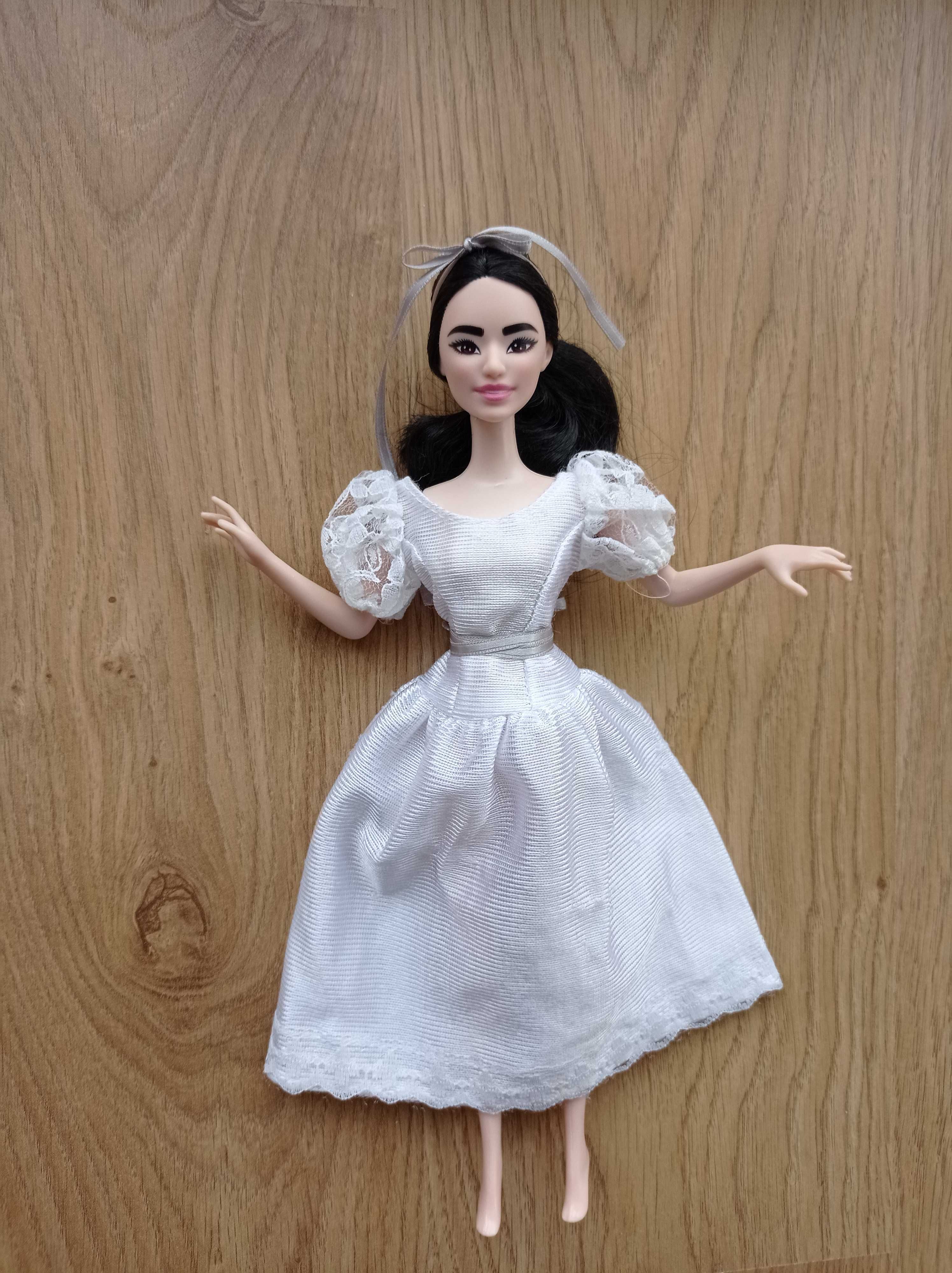 Lalka Barbie hybryda Azjatka w białej sukni