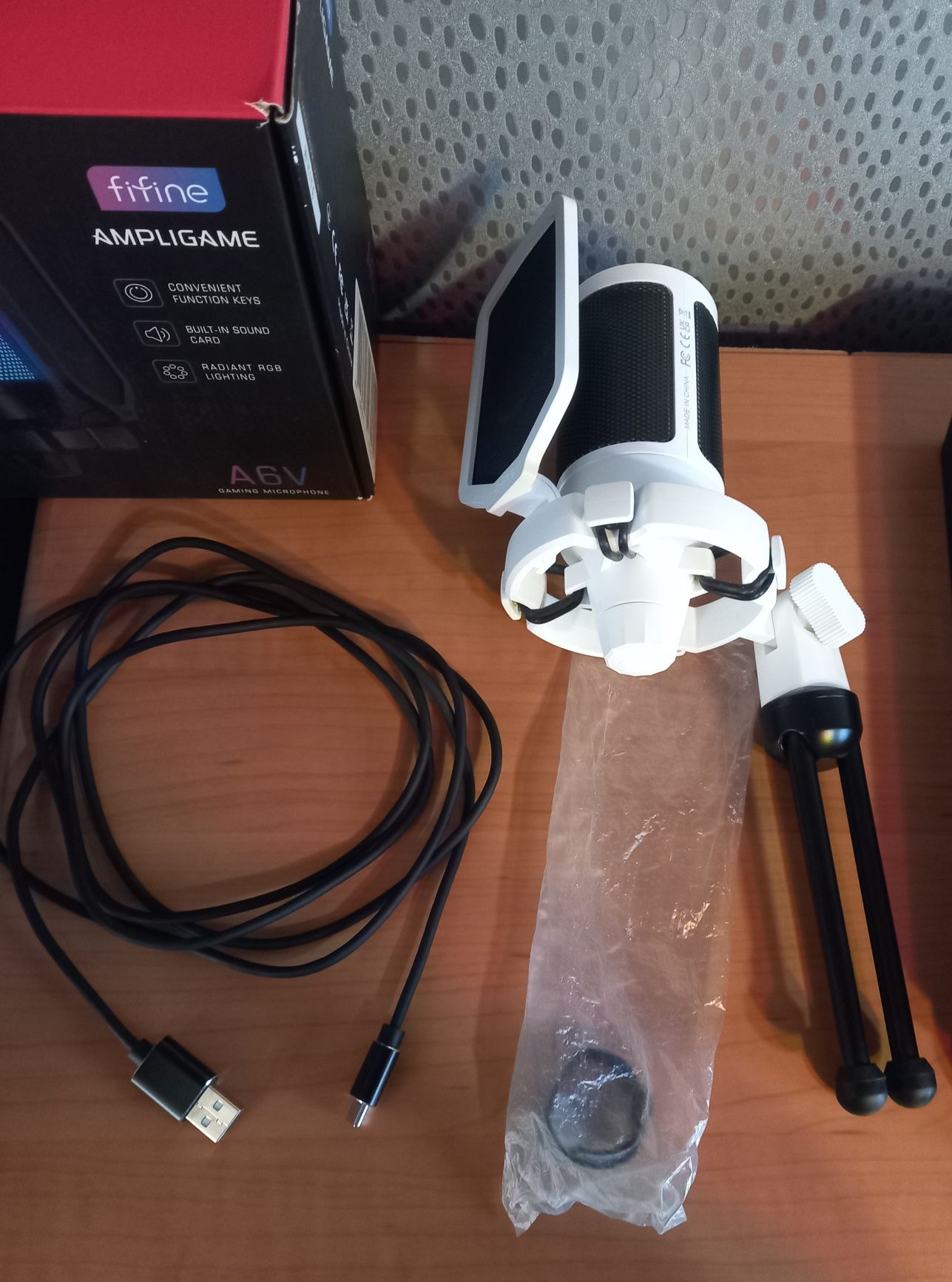 Продаётся новый микрофон Fifine A6VW