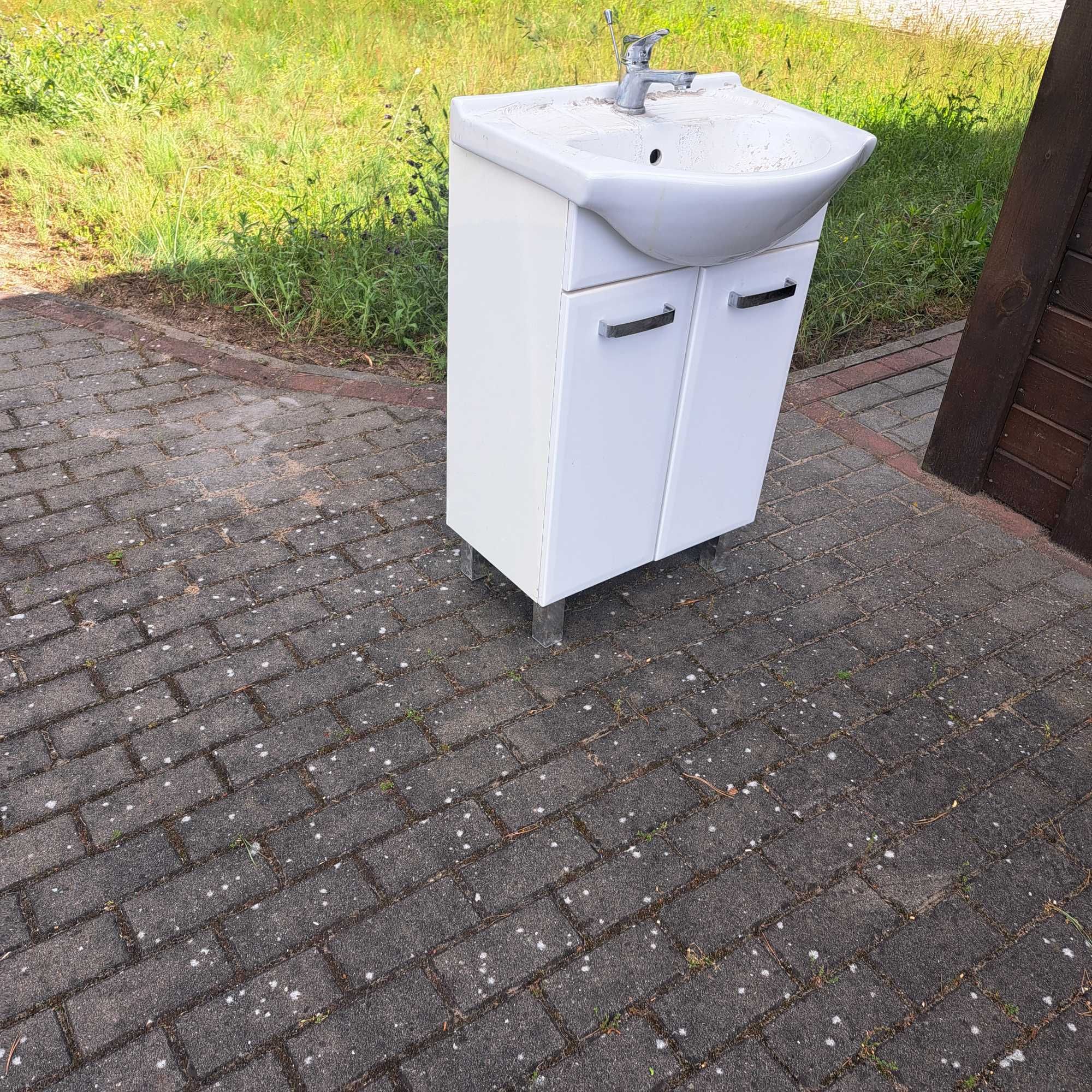 Szafka z umywalka oraz bateria