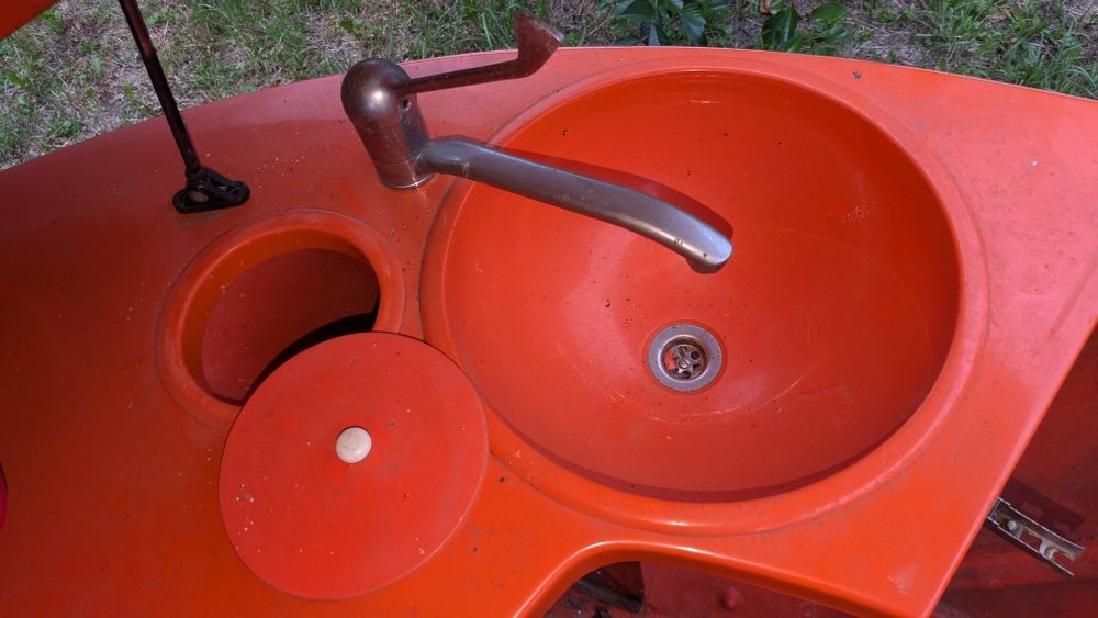 Pomarańcza przyczepa gastronomiczna