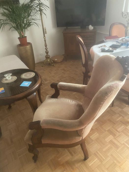 Fotel typu Vintage Ładnie wyrzeźbiony