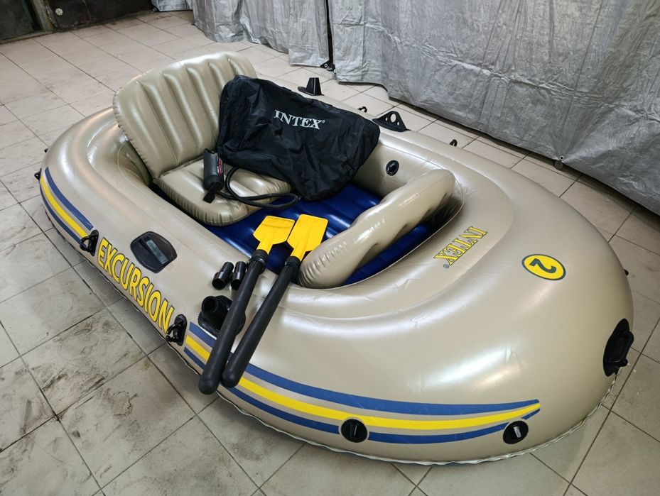 Продам резиновую лодку INTEX
