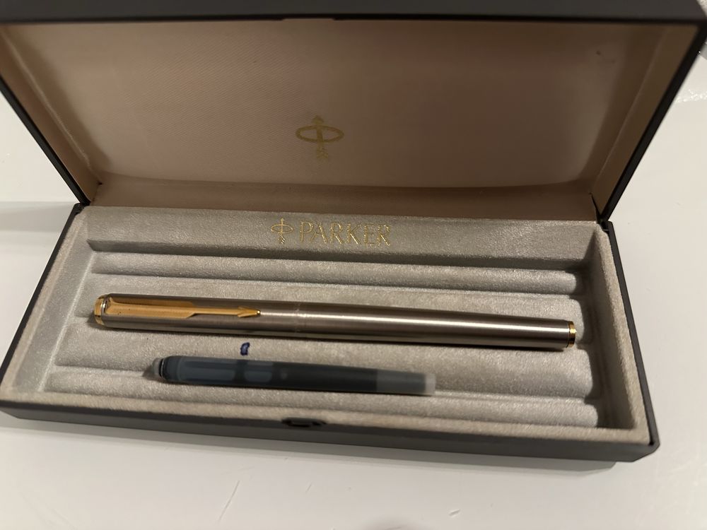 Caneta  parker prateada