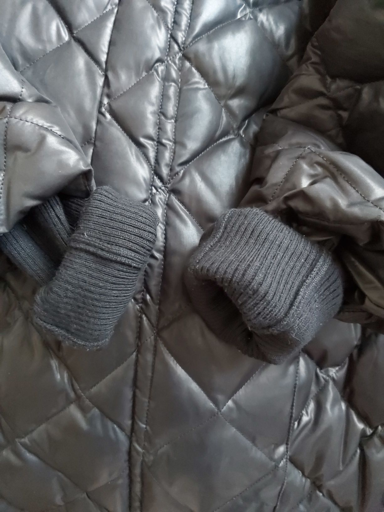 Пальто з хутряним коміром.