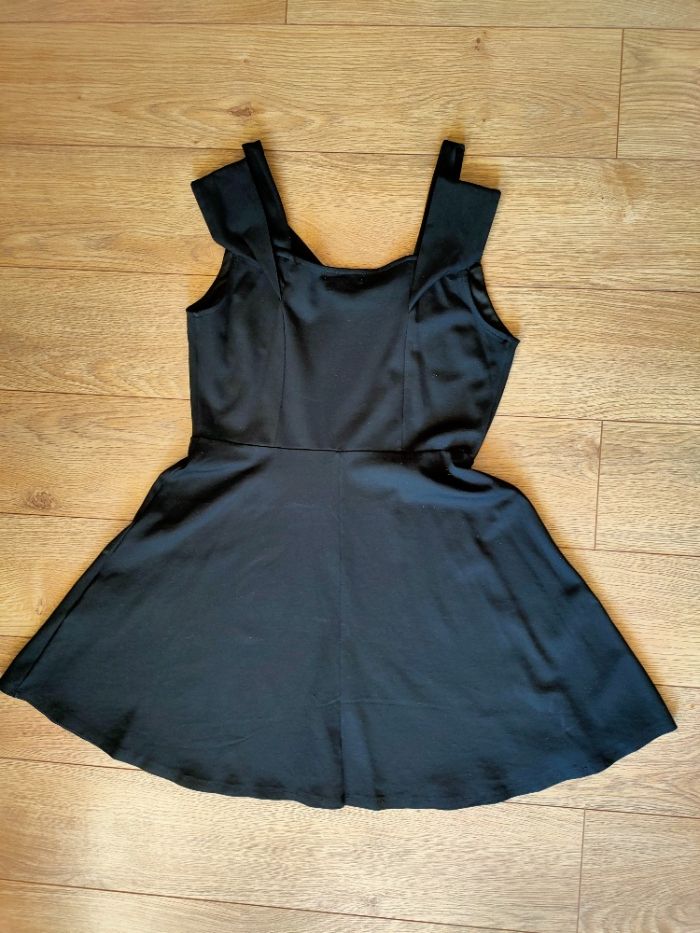Wspaniała czarna sukienka Monteau L