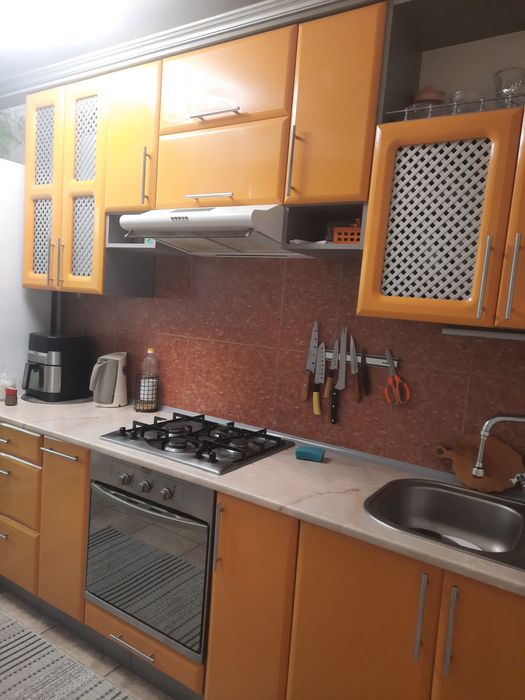 Кухня пряма 2.60 м з барною стійкою  стіл та диван кухоннийз нішею