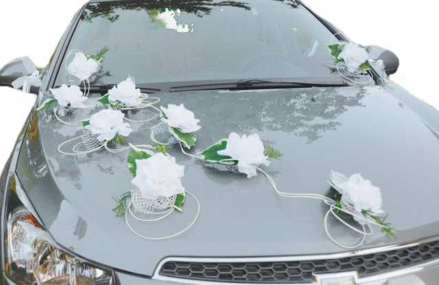 Dekoracja ślubna na samochód białe róże na przyssawkach z ratanem